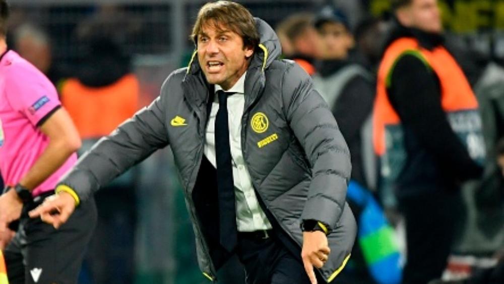 كونتي "الغاضب" يخرج لمهاجمة لاعبي الإنتر بعد الخسارة من دورتموند