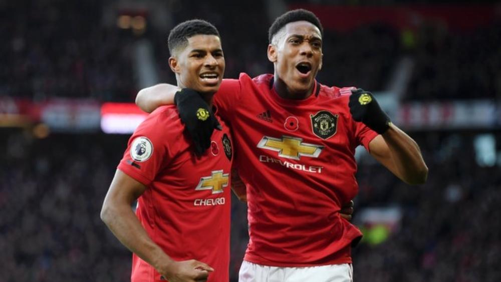 اليونايتد يقفز تسعة مراكز بانتصاره على برايتون بثلاثية