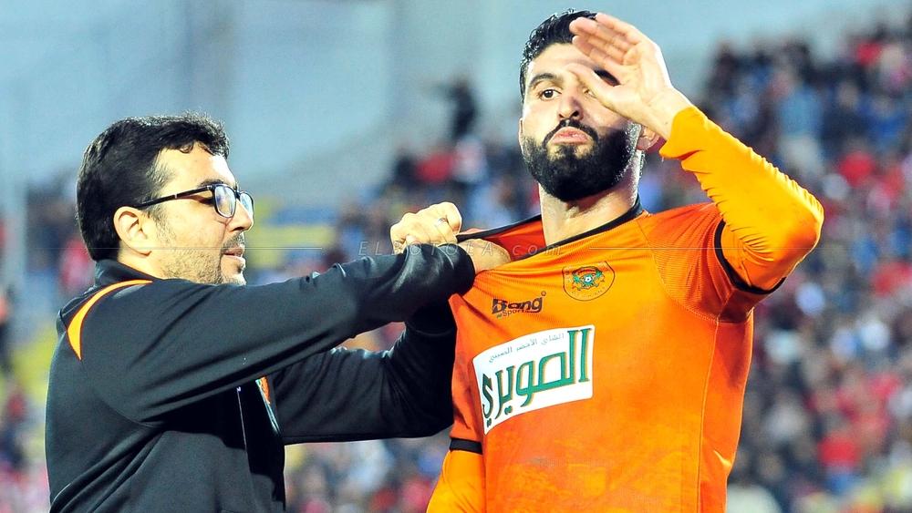 الهيلالي ينفجر غضباً على الحكم الردَّاد ويُوجِّه تعابير وجه "استفزازية" لجماهير الوداد