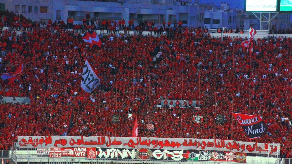 جماهير الوداد ترفع رسالة تضامنية مع أنصار النادي الأفريقي خلال لقاء نهضة بركان