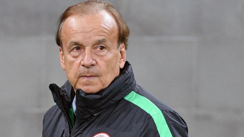 مدرب المنتخب النيجيري يُحذِّر لاعبيه من البنين: "لقد أقصوا المغرب"