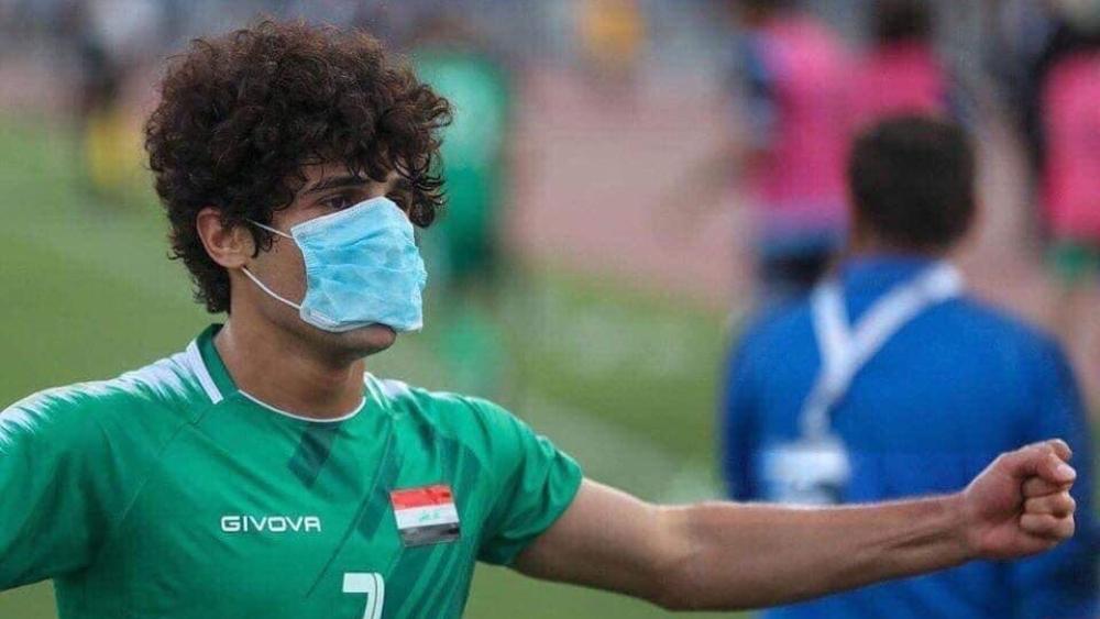 لاعب منتخب العراق يرتدي "كمامة" تضامنا مع المتظاهرين: "مستعد لتحمل العقوبة!"