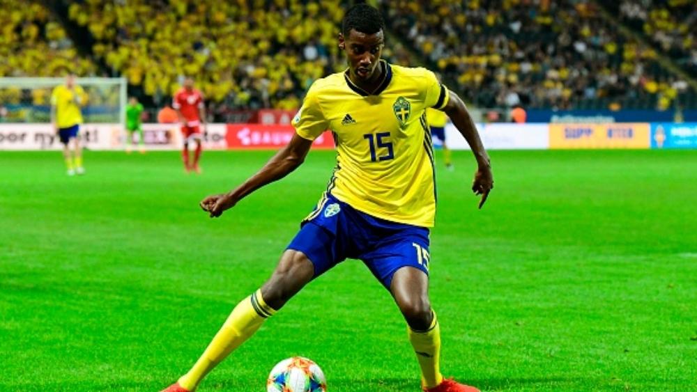 خليفة إبراهيموفيتش يتعرض لهتافات عنصرية في مباراة رومانيا والسويد