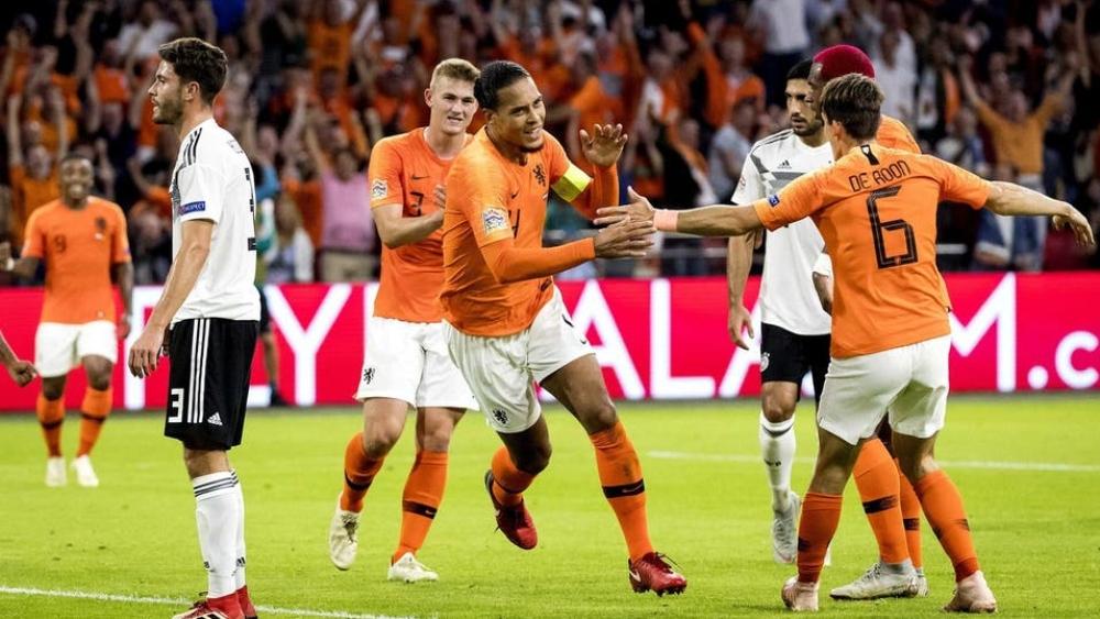 فان ديك: "منتخب هولندا عاد إلى مكانه الطبيعي"