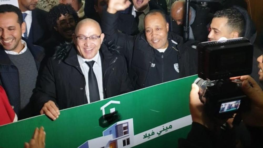 في بادرة إنسانية..الإتحاد البيضاوي يمنح المكلف بالأمتعة "ميني فيلا" قُدمت كهدية للفريق بعد تتويجه بكأس العرش