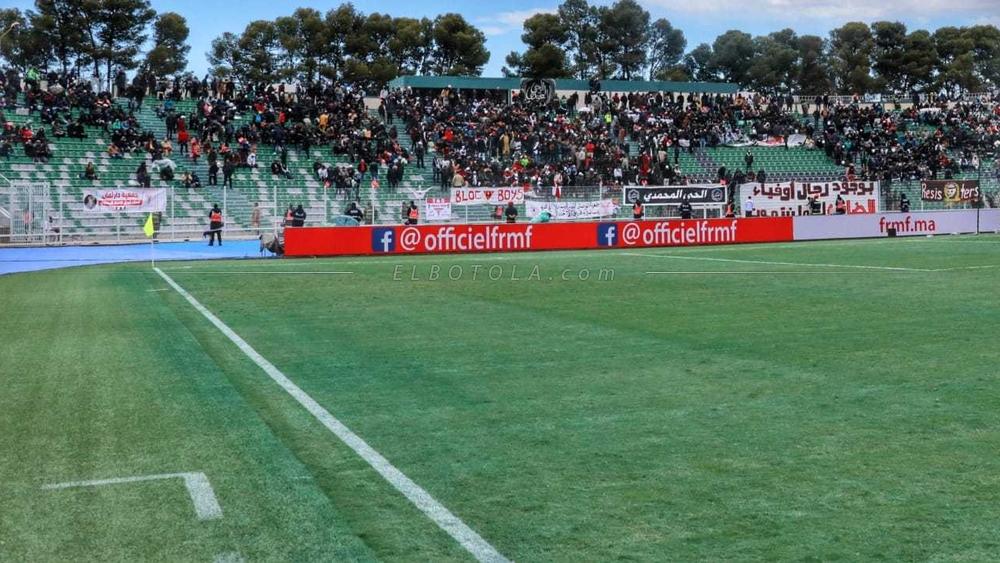 خاص | صِباغة عُشب "الملعب الشرفي" بالأخضر لإظهاره في كامل "نُضجه" شكلاً قبل نهائي "كأس العرش"