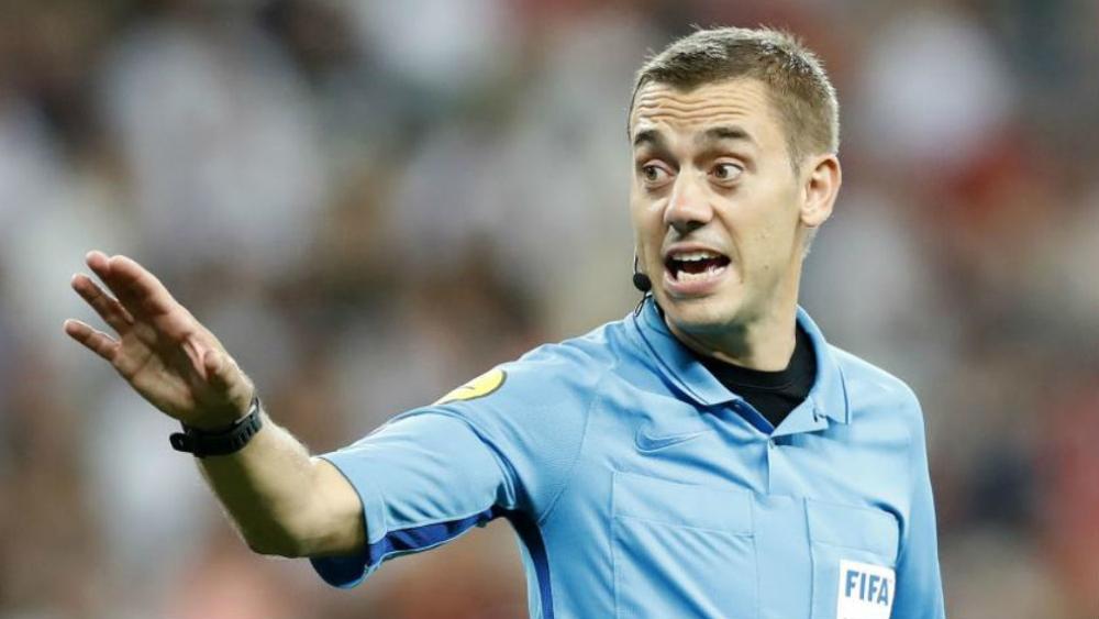 اختيار حكم فرنسي لقيادة مباراة برشلونة ودورتموند