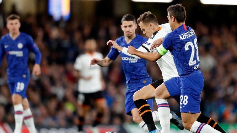 مدرب فالنسيا يصف تشيلسي بالفريق "الخارق"