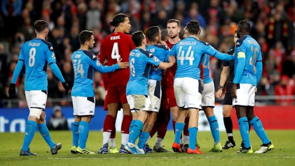 رجال الشرطة يعتقلون 5 مشجعين موالين لنابولي