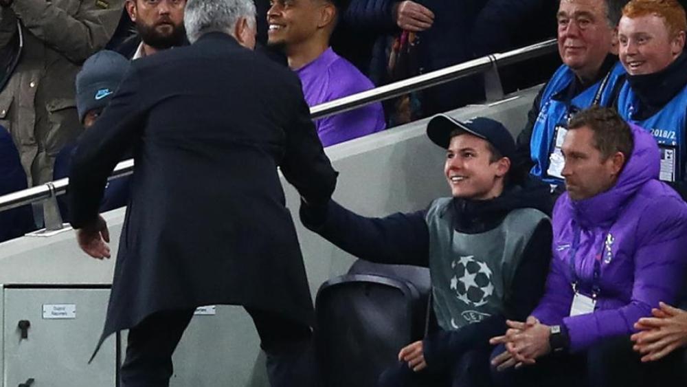 مورينيو يُكافئ "جامع الكرات" بدعوته للغذاء مع لاعبي توتنهام