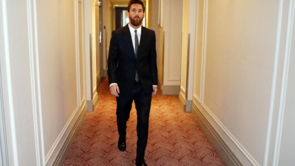 نجوم برشلونة يطيرون لباريس لحضور حفل "الكرة الذهبية"