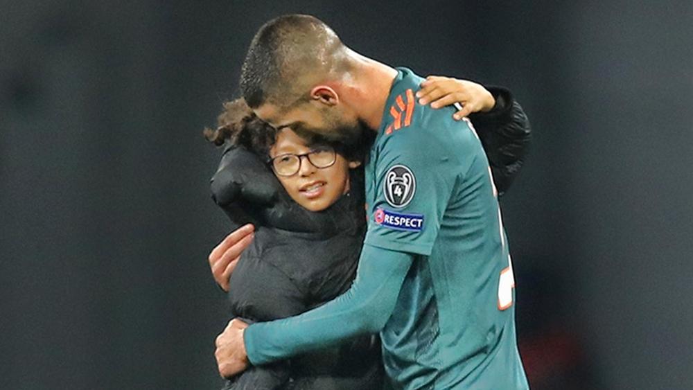 الرجل الذي منحه زياش قميصه ليس والد الطفل.. والنجم المغربي يبحث عن الفتى لإهدائه القميص!