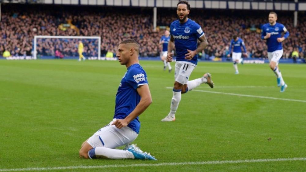 إيفرتون ينتفض ويهزم تشيلسي بثلاثية في الدوري الإنجليزي