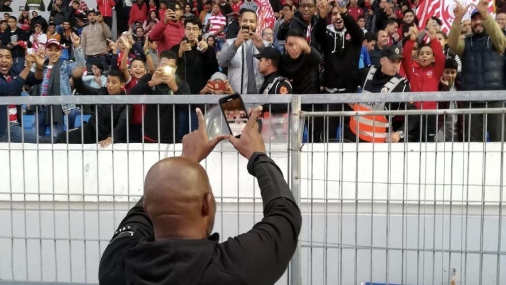 موسيماني يلقي التحية على الجماهير الودادية ويشير لرمز "W" بيديه..و"صفحة سانداونز" تعلق: "كل الحب في المغرب"