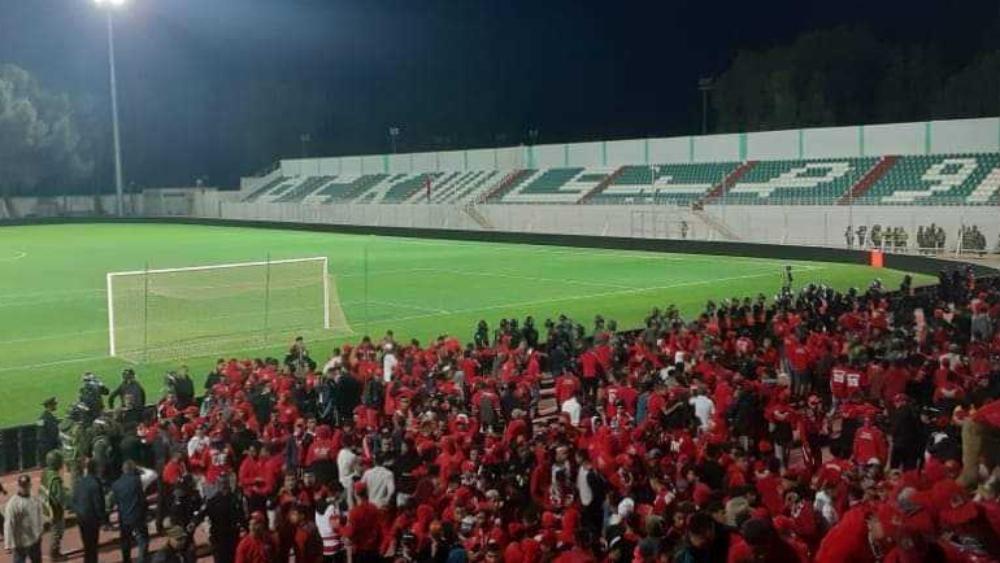 بعد ساعات من نهاية المباراة..الأمن يرفض مغادرة جماهير الوداد لملعب "الفوسفاط" بسبب "الأجواء المشحونة" في محيطه