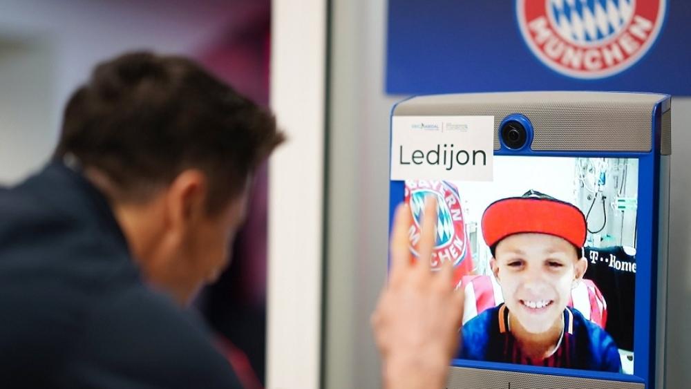 طفل "مصاب بالسرطان" يحظى بتحية لاعبي البايرن لحظات قبل مباراة توتنهام