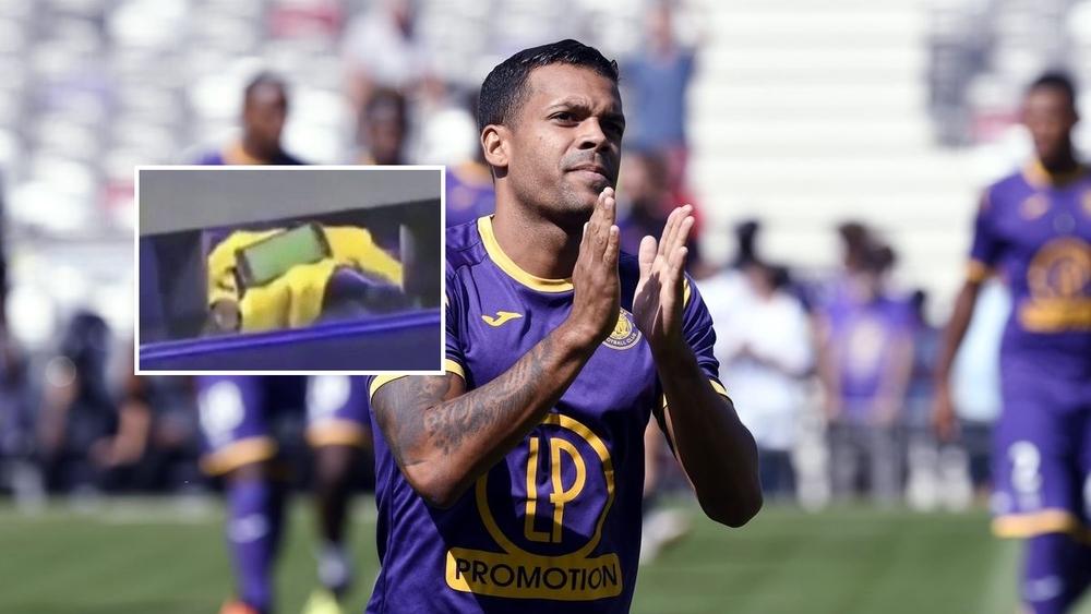 مشجع ينشر "فيديو" للاعب تولوز وهو يتابع "الكلاسيكو" على هاتفه أثناء مباراة فريقه أمام ليون.. والنادي يقرر معاقبته!