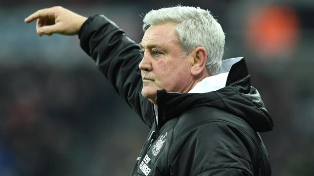 مدرب نيوكاسل يحذر لاعبيه من مانشستر يونايتد