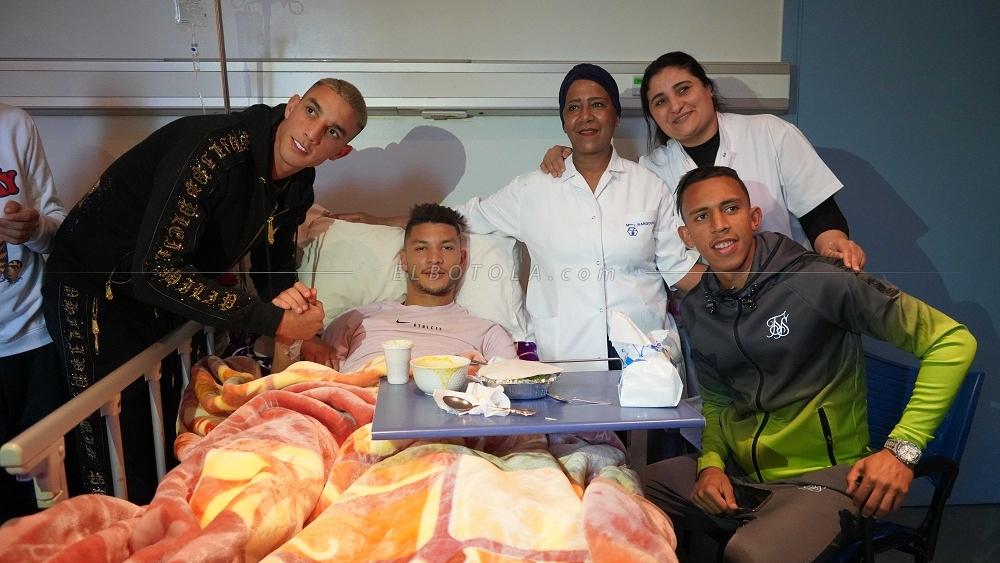 الرجاوي سفيان رحيمي يزور المدافع الودادي أشرف داري في المصحة بعد العملية الجراحية