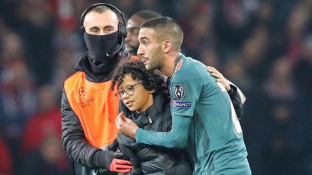 بعد حصوله على قميص زياش.. الطفل ياسين يحكي قصة لقائه بالنجم المغربي