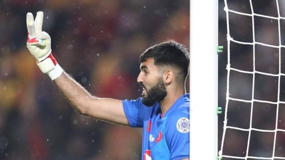 خاص/إدارة أولمبيك آسفي تفاوض الحارس أحمد بيساك حول التجديد..وتتفاجأ بتوقيعه لعقد "مبدئي" مع الرجاء الرياضي بعد مباراة الترجي..!