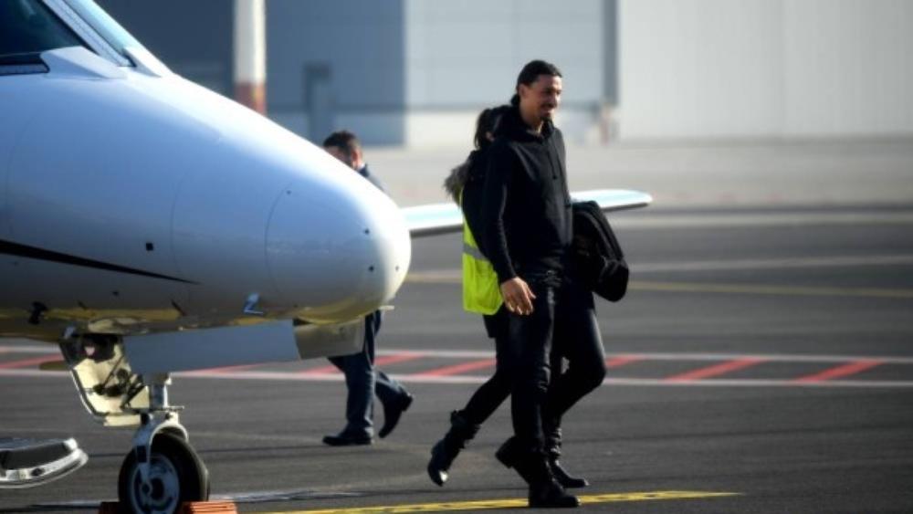 زلاتان يصل إلى إيطاليا..ويردد: "عدت إلى بيتي..و ميلان ستعود إلى القمة"