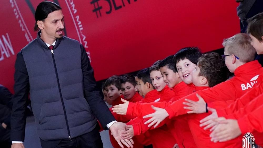 إبراهيموفيتش احتياطي في مباراته الأولى مع ميلان