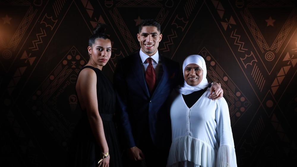 حكيمي يحضر حفل "الكاف" رفقة والدته.. ويؤكد: "لا أعلم ما سيحدث في المستقبل..."