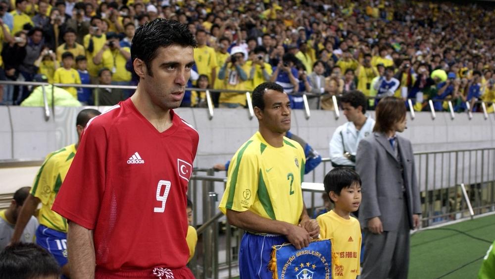هاكان شوكور.. من قائد لمنتخب تركيا في مونديال 2002 إلى سائق "أوبر" بالولايات المتحدة الأمريكية!