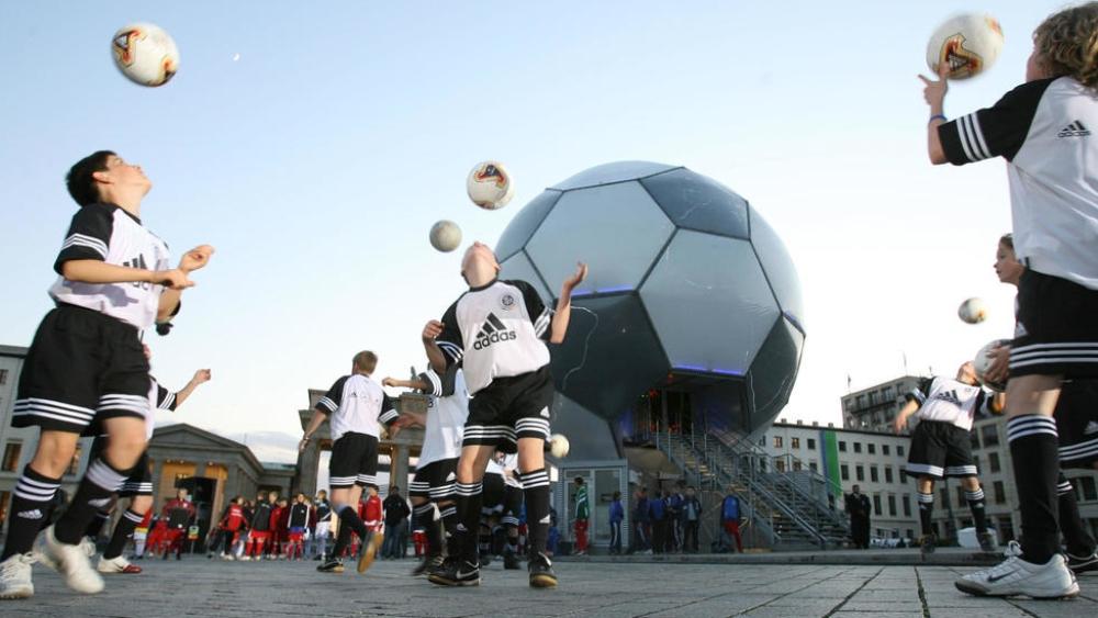 الاتحاد الإسكتلندي يفرض حظرًا على "الضربات الرأسية" في تدريبات الأطفال خوفًا من إصابتهم بالخرف وأمراض الدماغ