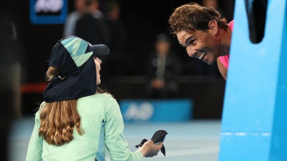 نادال بعد إصابته حاملة الكرات في رأسها: "شعرت بالخوف عليها بكل صراحة"