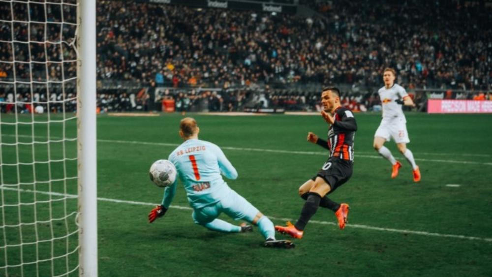 فرانكفورت يهزم لايبزيج "متصدر البوندسليجا"
