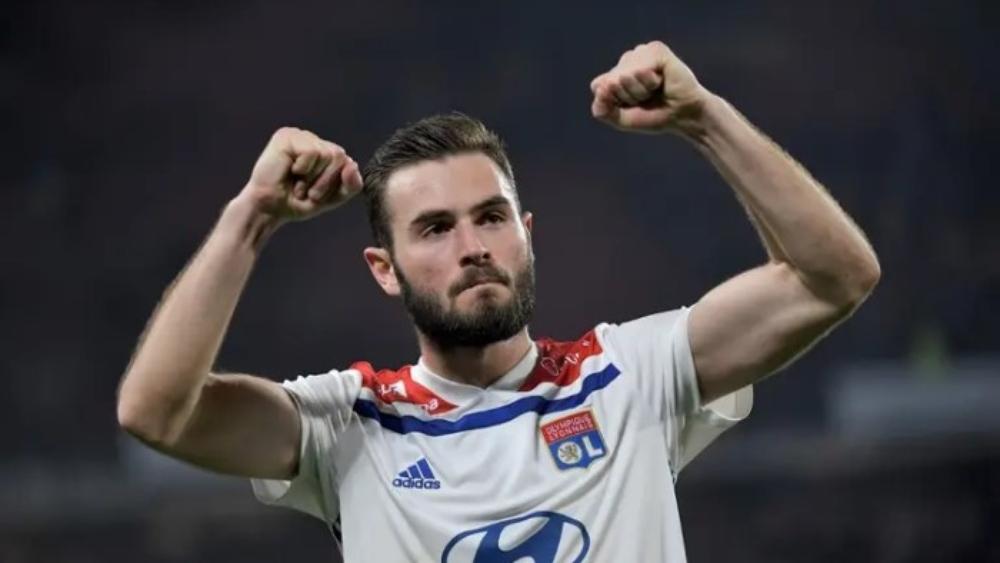 لاعب أولمبيك ليون يصل إلى ألمانيا للتوقيع مع هيرتا برلين