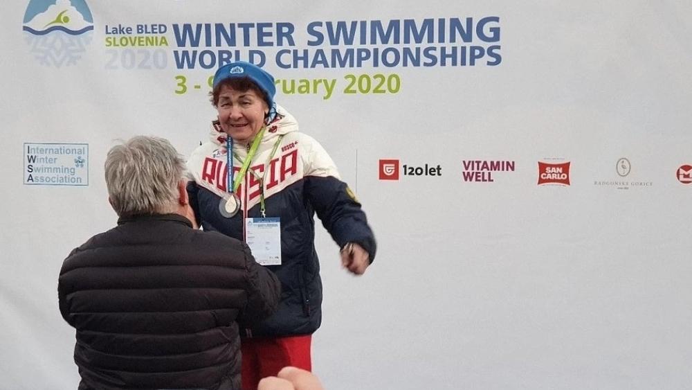 عندما تكون العزيمة "قوية".. روسية تبلغ من العمر 83 عاما تحرز ذهبيتيْن في بطولة العالم "للسباحة الشتوية"!