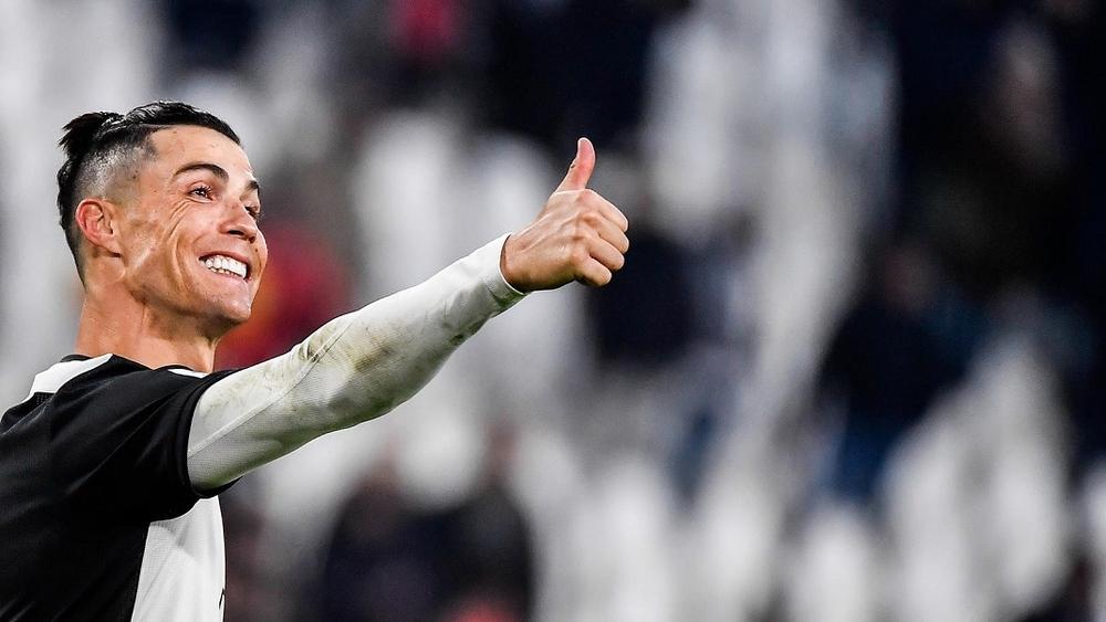 مدرب ليون مازحا: "كيف سنوقف رونالدو؟ ربما سيتوقف عند الحدود ويتخذ قرارا بعدم رغبته في اللعب بمدينة ليون لأنها لا تعجبه"