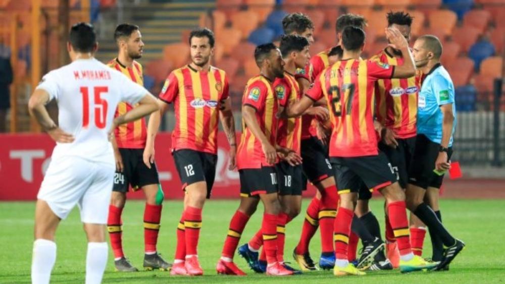 في إحدى أزقة القاهرة .. مناصر للترجي يحاول الإعتداء على الحكم المغربي رضوان جيد و الأخير يردد : "غادِي نتَابْعك"..!