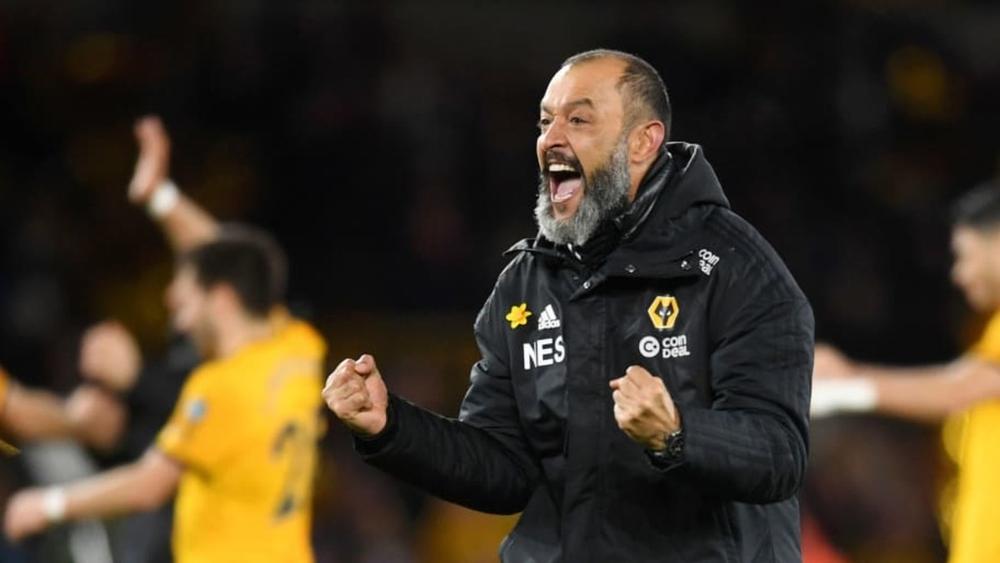 أتليتيكو مدريد "يفكر" في مدرب "الذئاب" كبديل محتمل لسيميوني