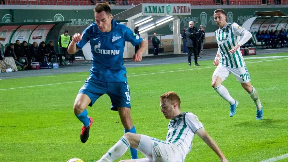 يحدث في روسيا.. اللاعبون يوقفون المباراة لـ"فض عراك" بين المشجعين