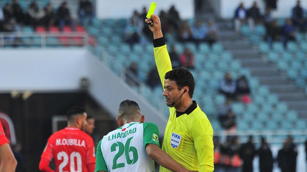 "الكاف" يوقف إلياس حداد ويستدعي إداريي الرجاء لمجلس تأديبي بعد "أحداث" مباراة مازيمبي