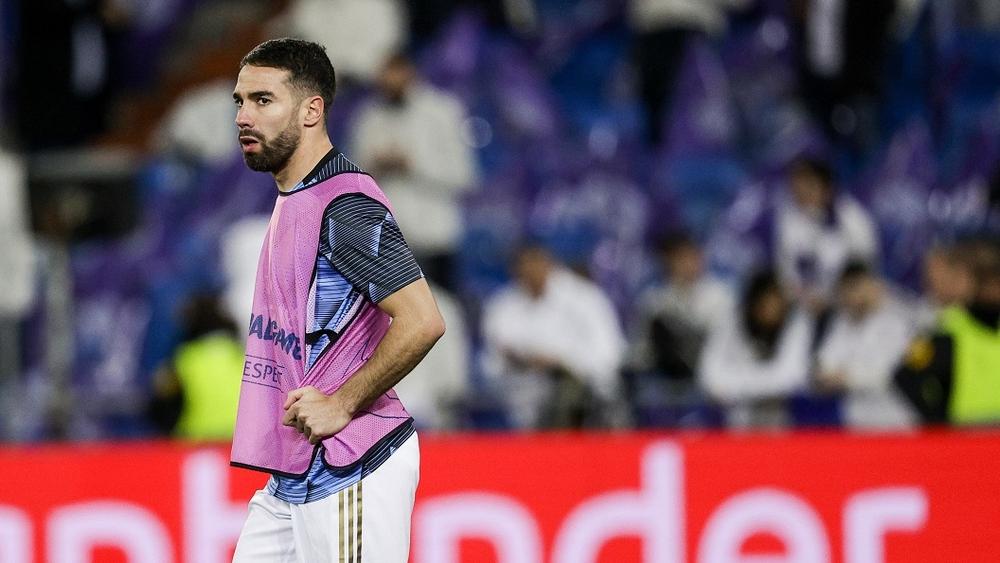 كارفاخال 'يتهكم' على قرار الاتحاد الإسباني: "هل لاعبو الدرجة الأولى والثانية محصَّنون ضد كورونا؟!"