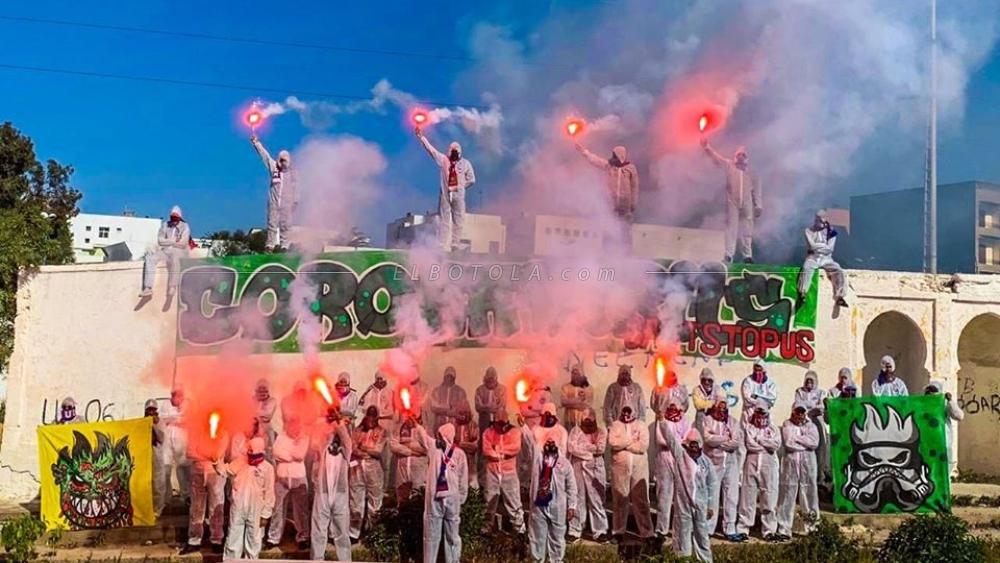 "أولترا شارك" بزي "طبي وقائي" تعقد اجتماعا وترفع لافتات أبرزها يتضمن عبارة: "كورونا لن يستطيع إيقافنا"..!