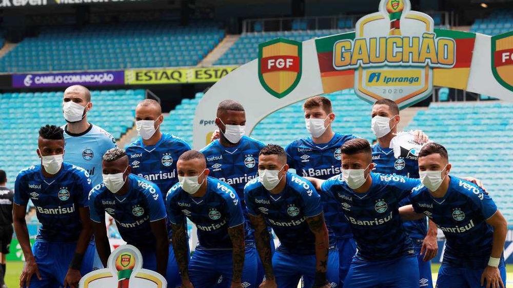 "فيروس كورونا" | لاعبو غريميو البرازيلي "يحتجون" على قرار عدم "إيقاف" الدوري بارتداء "كمامات"!