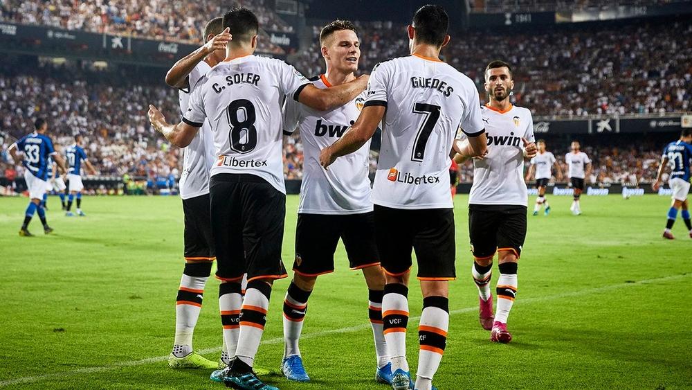 فالنسيا يعلن إصابة 35% من لاعبيه وموظفيه بـ"فيروس كورونا"