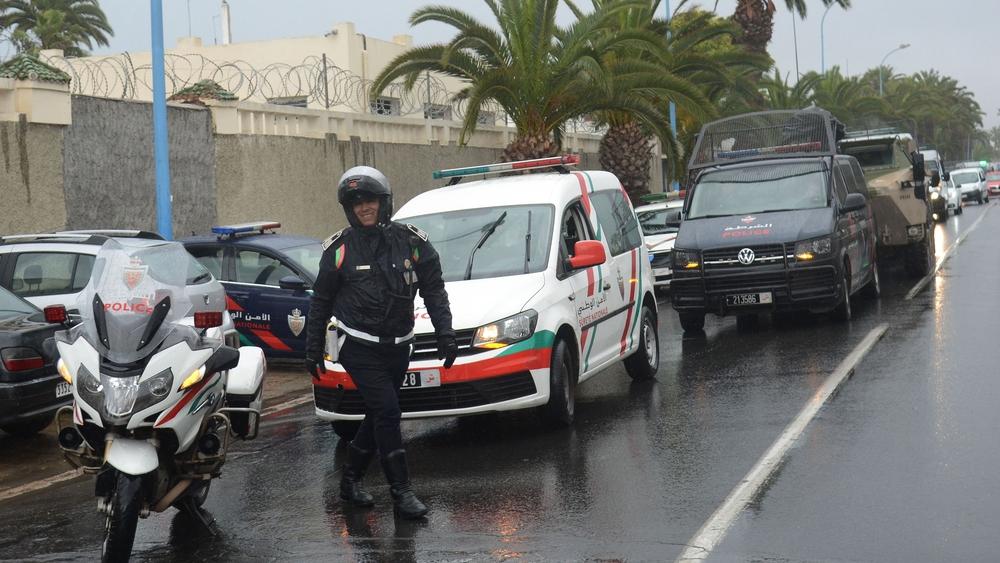 توقيف خمسة أشخاص بفاس يشتبه تورطهم في التحريض على التجمهر وتعريض حياة المواطنين للخطر من خلال خرق إجراءات الطوارئ الصحية