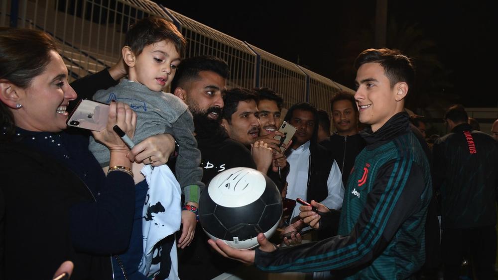 ديبالا المصاب بـ'فيروس كورونا' يطمئن متابعيه: "نحن بخير"