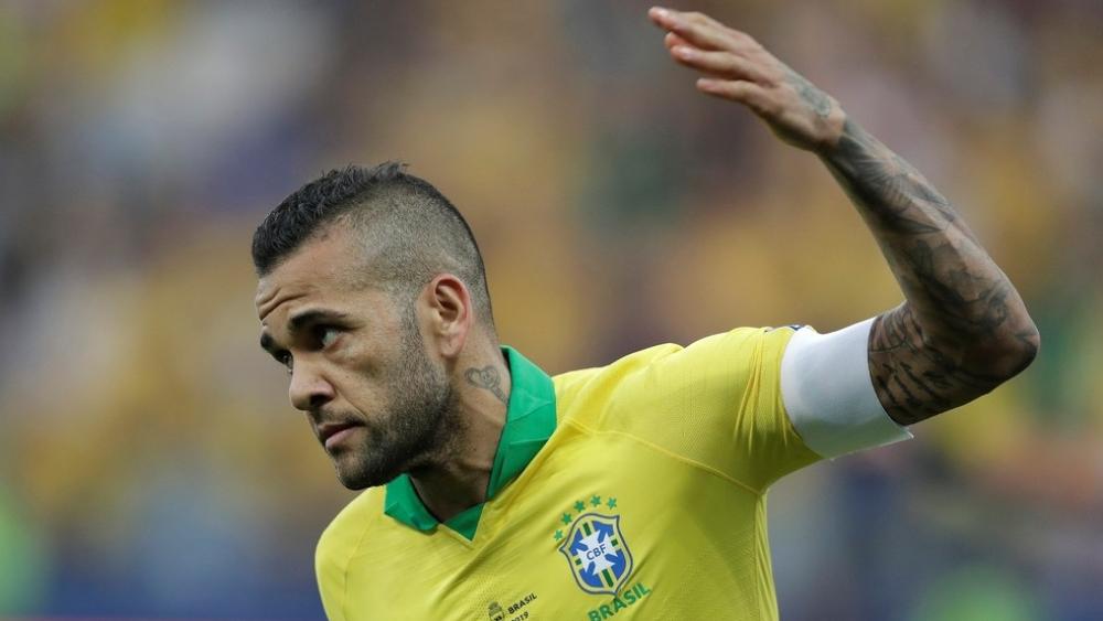 ألفيس يهاجم رئيس البرازيل بسبب 'كورونا': "بصفتك أهم شخص في هذا البلد يجب أن تفكر في سلامة بلدنا وشعبنا"