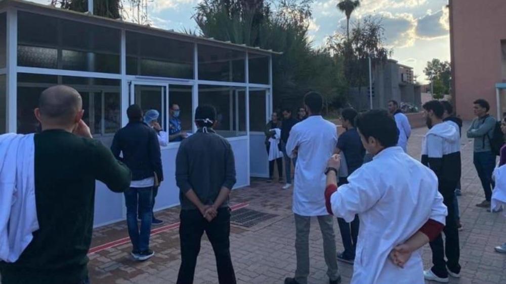 طلبة كلية الطب بمراكش يتطوعون لمساعدة الأطر الطبية بالمستشفى الجامعي في مواجهة جائحة "كورونا"