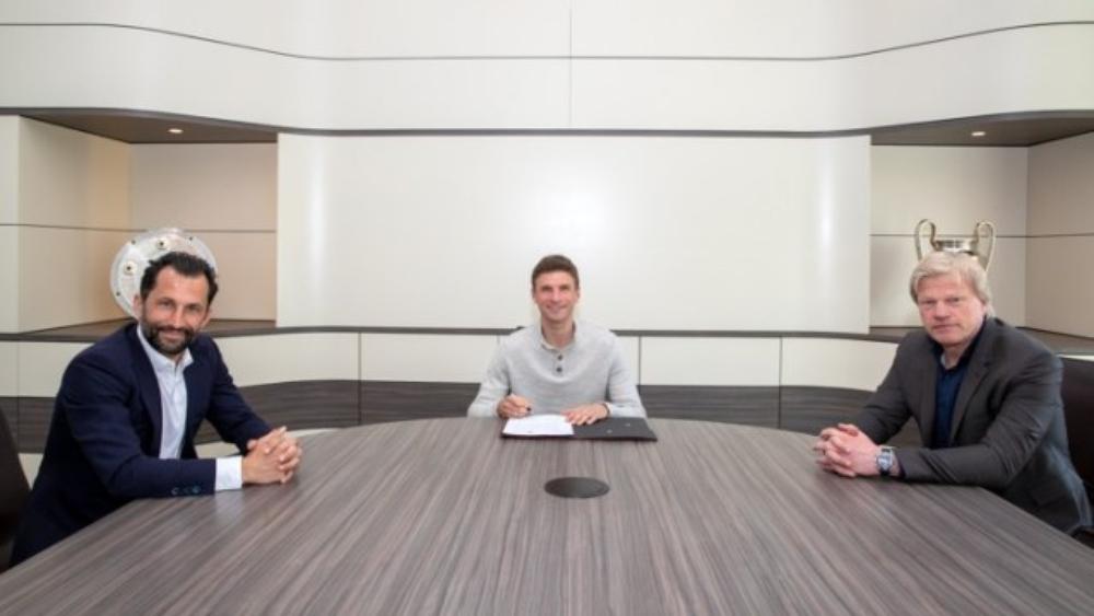 بايرن ميونخ يُمدد عقد مولر حتى 2023 .. وجلسة التوقيع تحلت بـ"التباعد الاجتماعي"