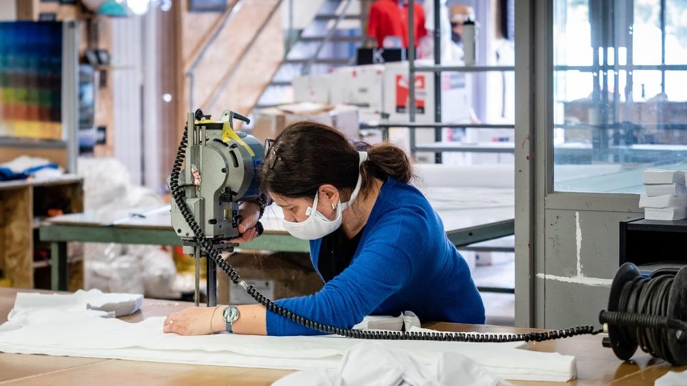 فرنسيون حائرون ويتساءلون: "في المغرب تُباع الكمامات في كل مكان .. وفي بلدنا حتى الأطر الطبية تُعاني في إيجادها"