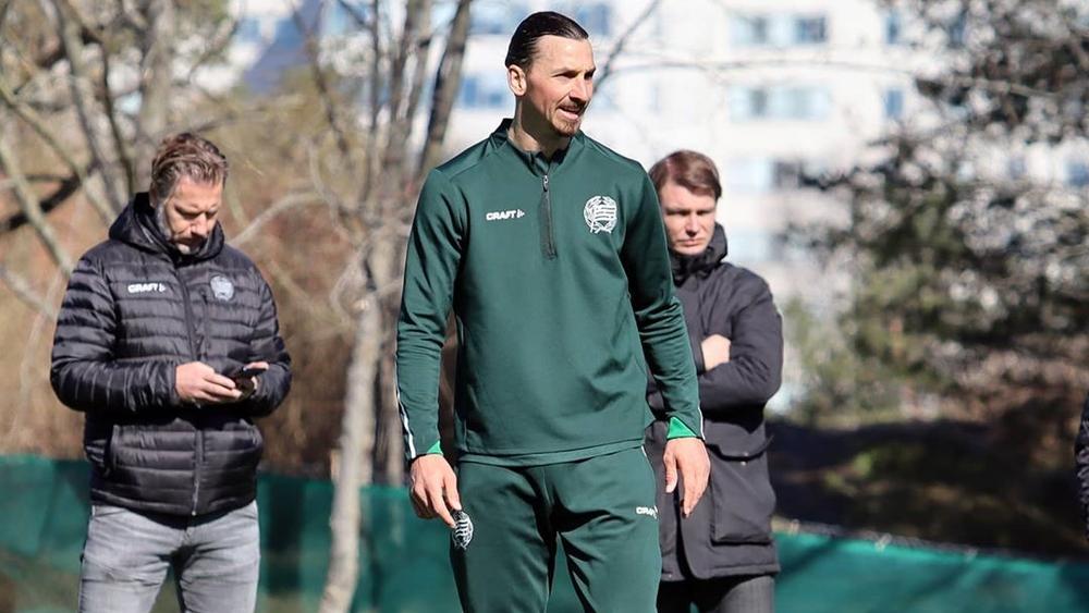 بالصور | رغم انتشار "فيروس كورونا".. إبراهيموفيتش يحافظ على لياقته بالتدرب مع فريق سويدي